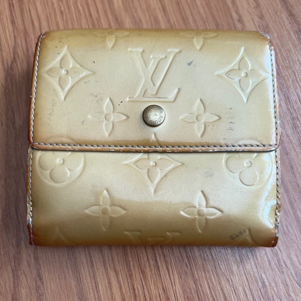 Authentic Louis Vuitton Elise compact wallet in Vernis leather